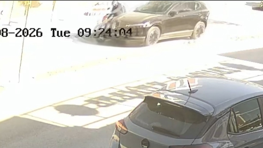 Eskişehir’de motosiklet sürücüsü otomobilin altına savruldu